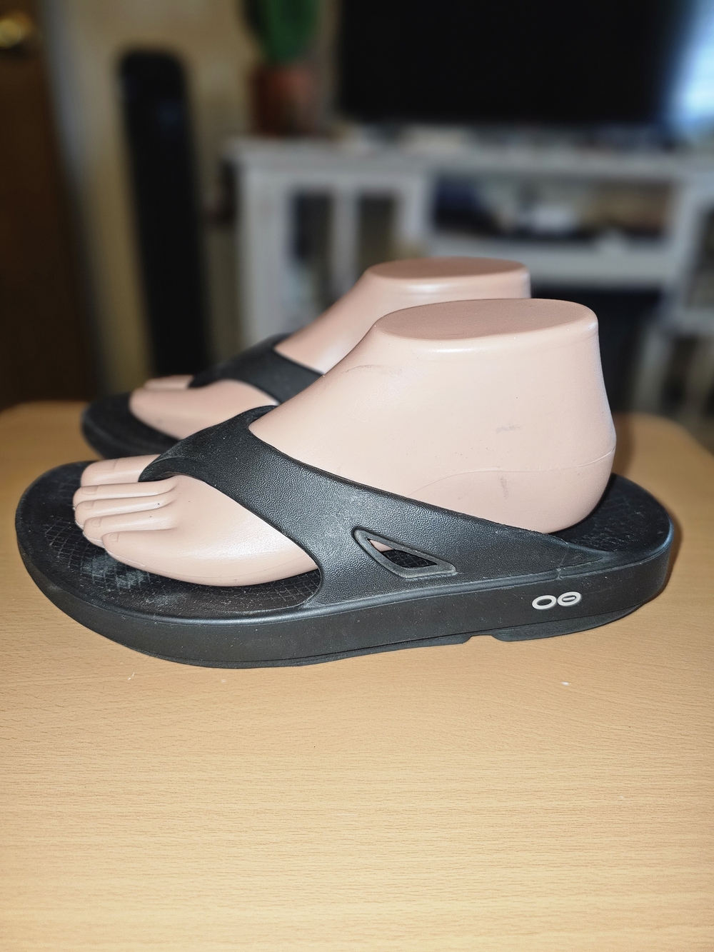 OOFOS Black Women's Thong Sandals - Picture 2 of 4